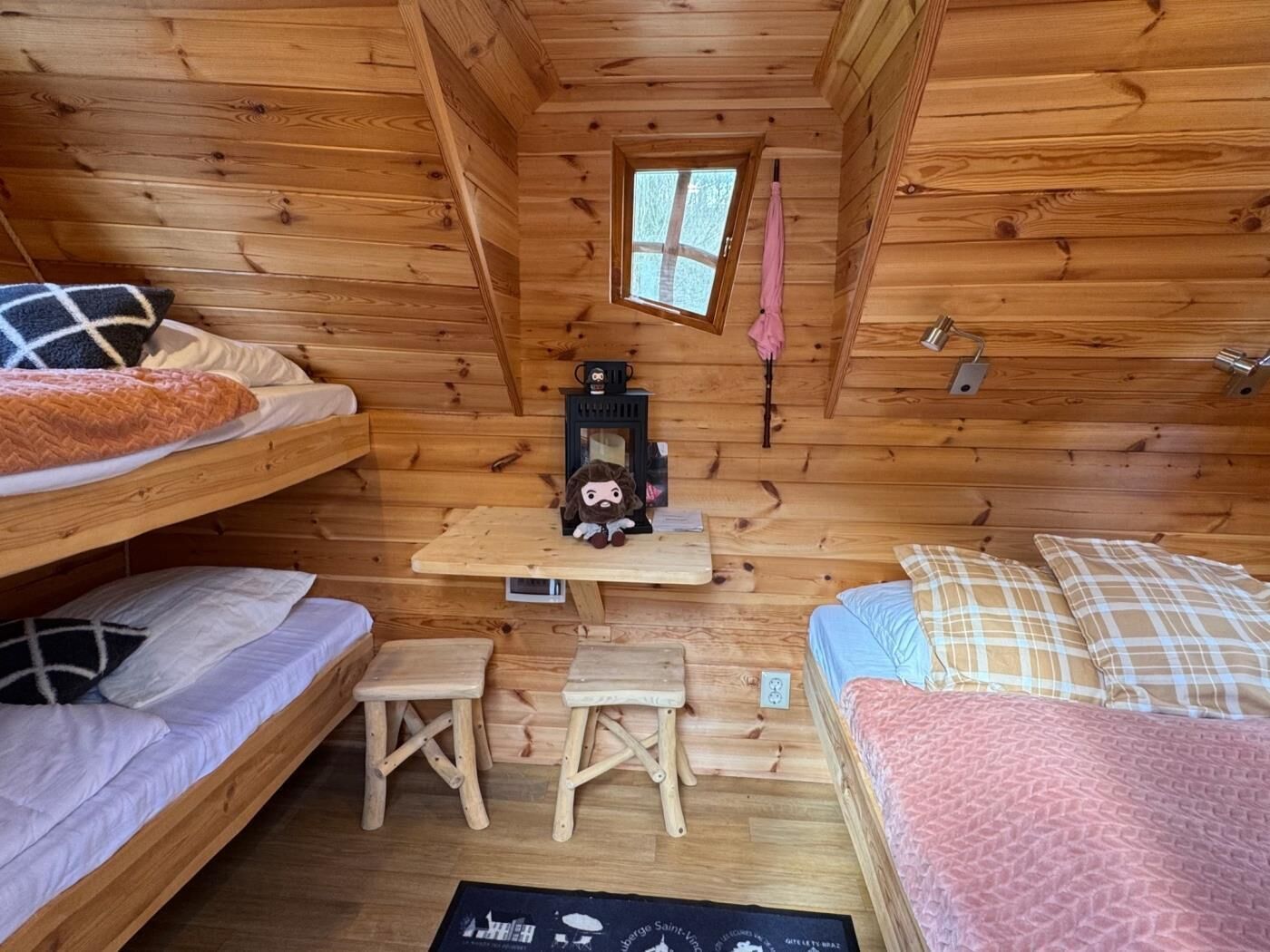 7 habitaciones, tabla de planchar con plancha y internet 