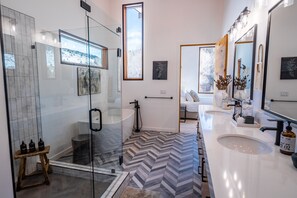 Hair dryer, towels, soap, shampoo - Mountain Modern Retreat w/Hot Tub (Victor)