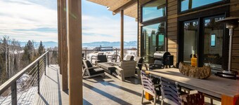 NEW! Mountain Modern Retreat w/Jacuzzi