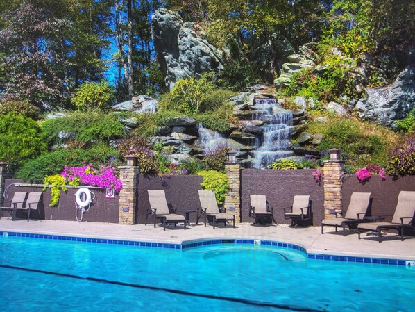 Una piscina cubierta, una piscina climatizada