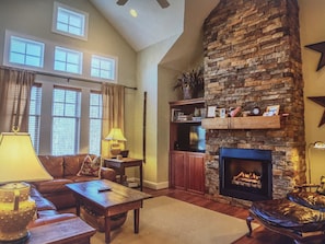 Una Smart TV, una chimenea