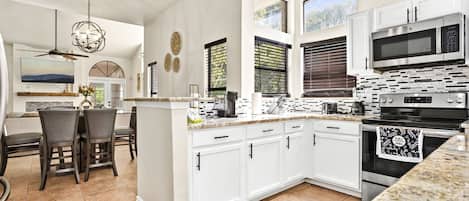 Geladeira, micro-ondas, fogão, cooktop