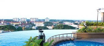 Spacious & Cozy Studio W/ POOL 5min to Pasar Siti Khadijah. Free WI-FI, NETFLIX