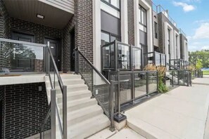 Exterior detail - Luxury New Condo By Niagara Falls (Niagara Falls)