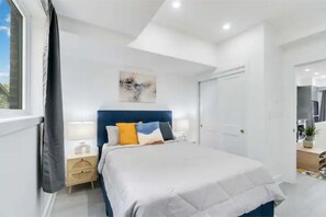 1 bedroom, iron/ironing board, free WiFi, bed sheets - Luxury New Condo By Niagara Falls (Niagara Falls)