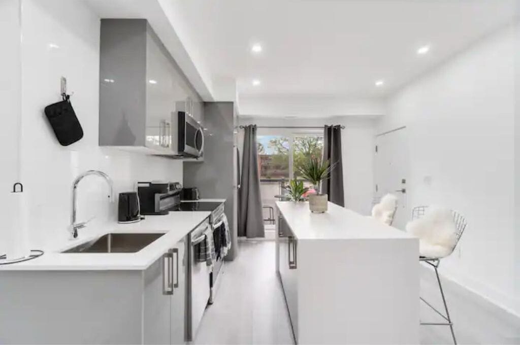 冷蔵庫、電子レンジ、オーブン、コンロ