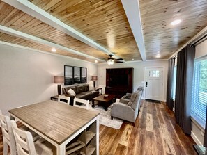 Living area - Mountainside Luxury Cottage 2—LOCATION! LOCATION! (Mena)