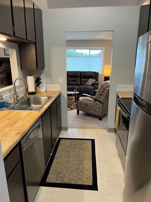 冷蔵庫、電子レンジ、オーブン、コンロ