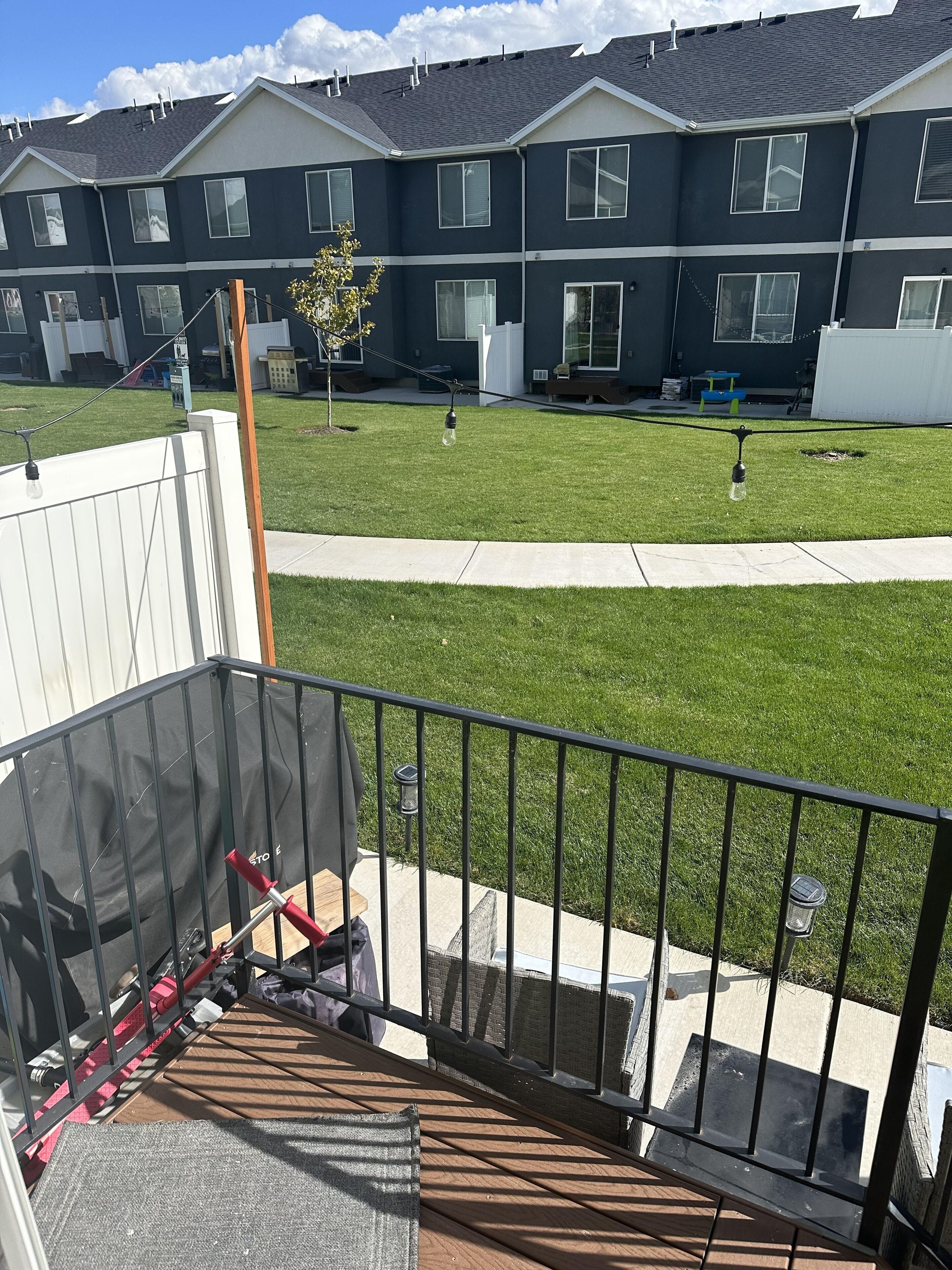 Basement APT. With queen Murphy bed   Small refrigerator/ microwave.  Full bath 