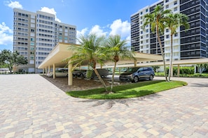 Property grounds - Luxury Gulf and Lake View Beautiful Condo, Vanderbilt beach, Naples, FL (Naples)