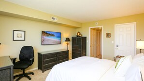 Quarto com cama, escrivaninha, cadeira, cômoda e pintura de uma praia.