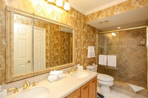 Hårføner, håndklær, såpe og sjampo