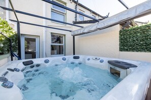Outdoor spa tub - Morecambe Bay 2-Bed Cottage Hot Tub/Jacuzzi/Sauna (Morecambe)