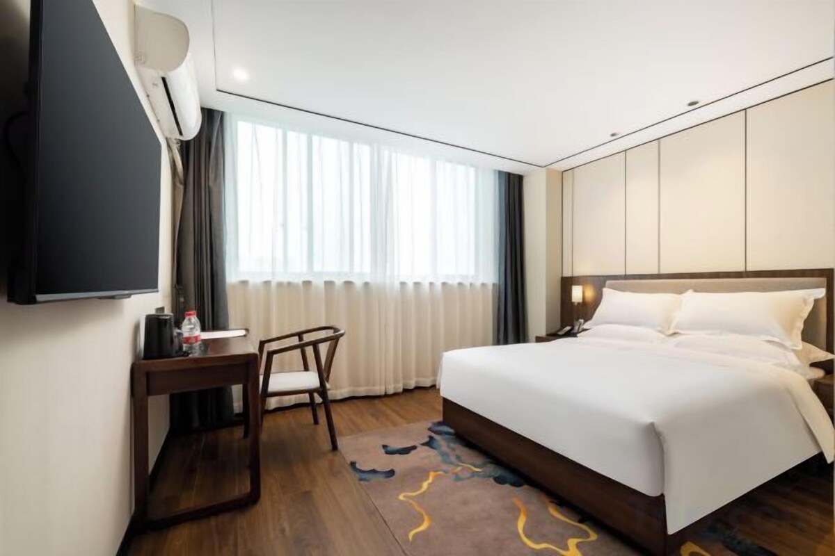 Elegant Queen Room