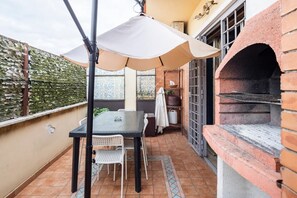 Apartment, 1 Schlafzimmer, barrierefrei, Raucher | Speisen im Freien