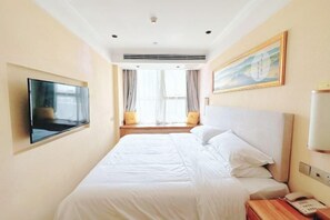 A hotel room with a bed, a TV mounted on the wall, a window with curtains, and a painting on the wall. - Vienna 3 Best Hotel (inan Changqing University Town) (Jinan)