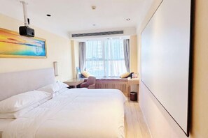 A hotel room with a bed, a desk, a chair, a window with curtains, and a painting on the wall. - Vienna 3 Best Hotel (inan Changqing University Town) (Jinan)