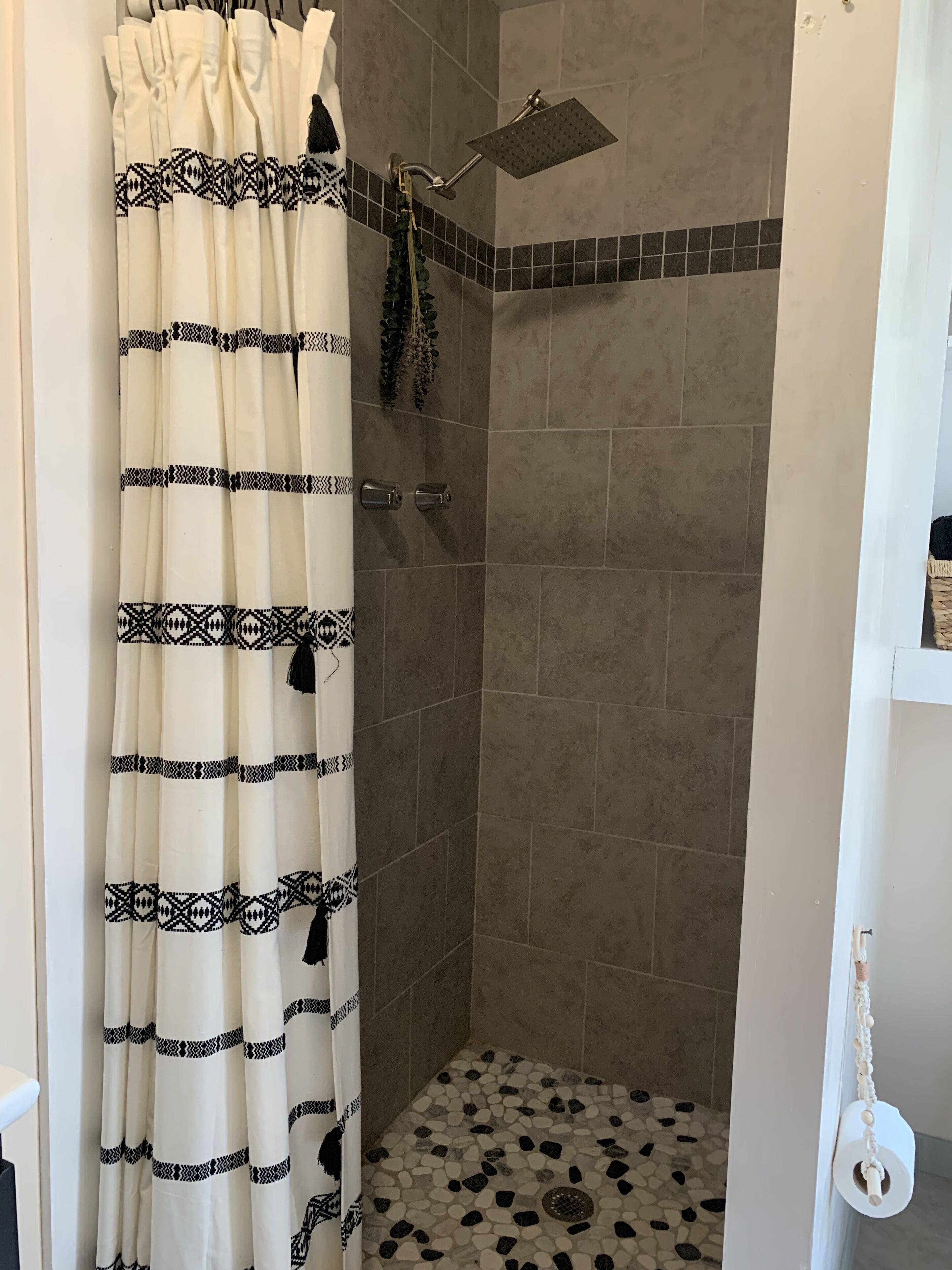 Doccia, asciugamani, sapone, carta igienica