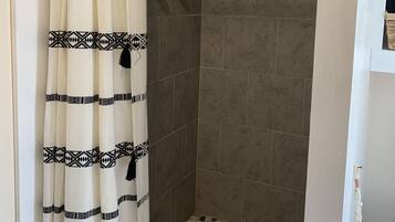 Regadera, toallas, jabón, papel de baño