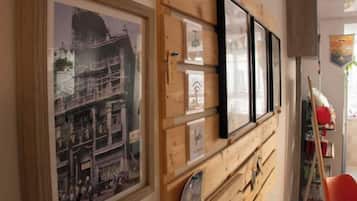 Una pared con cuadros enmarcados y un panel de madera.