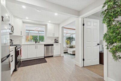 Chic DBL Suite Oasis with Hot Tub-Sleeps 15