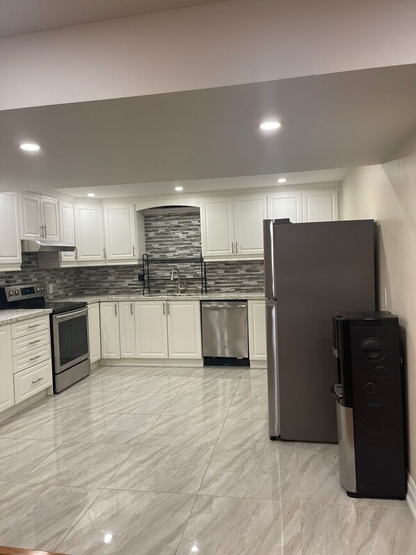 Fridge, microwave, oven, stovetop - Brand New Luxury Haven: Spacious 1BR Basement Gem with Modern Elegance Galore! (Mississauga)
