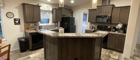 Een koelkast, een microgolfoven, een oven, een kookplaat