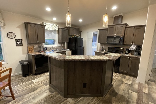 Frigorífico, microondas, horno y placa de cocina