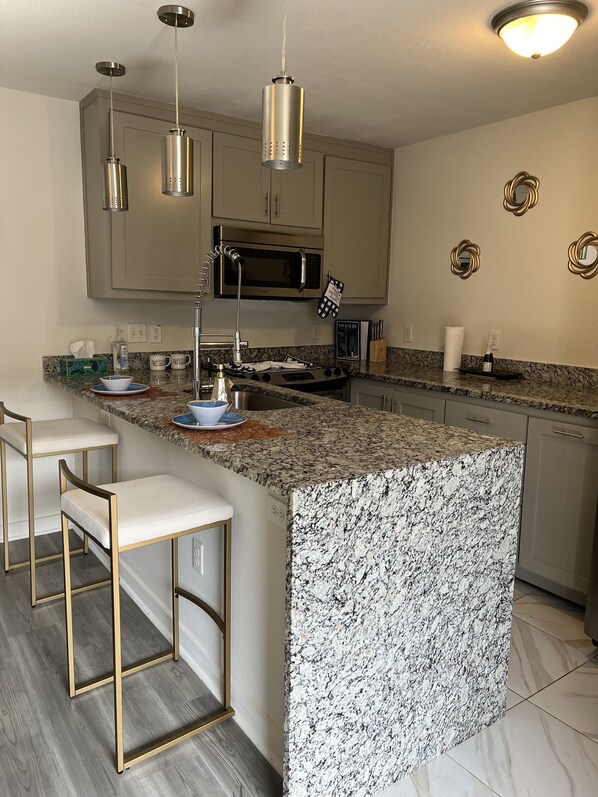 Private kitchen - Cozy Deep Ellum Eclectic. Nearby shopping, dining, & downtown Dallas! (Dallas)