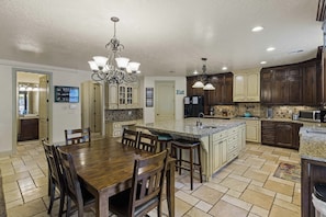 Fridge, microwave, dishwasher, toaster - Hot Tub Game Room. Sleeps 17. You Tube TV. 20 minutes to Zions Natl Park (La Verkin)