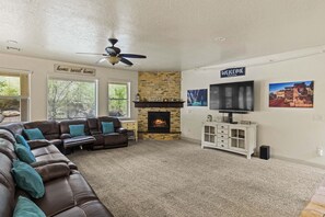 Een smart-tv, een dvd-speler, tafelvoetbal en een tafeltennistafel