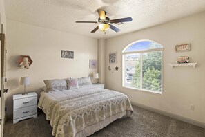 5 habitaciones, tabla de planchar con plancha, wifi y ropa de cama 