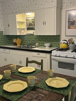 Private kitchen - Long stay, comfortable, centrally located, off street parking, and fenced yards (Austin)