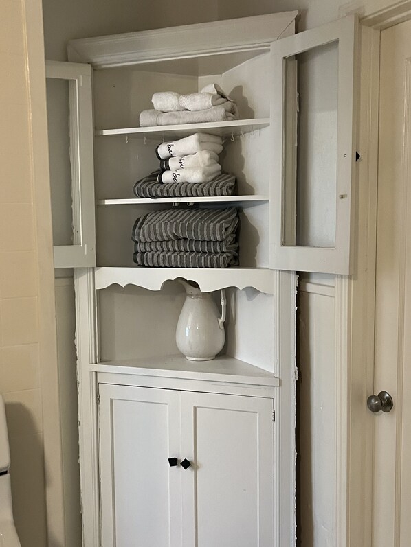 Interior - Long stay, comfortable, centrally located, off street parking, and fenced yards (Austin)