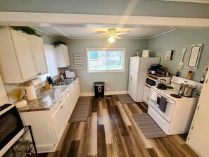 Fridge, microwave, oven, stovetop - The Cottage At Long Lake (Portage)