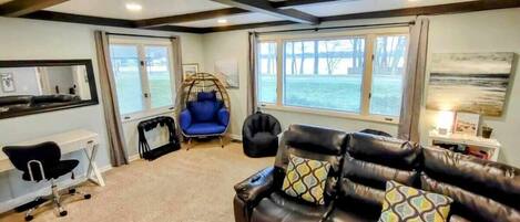 Televisión, videojuegos, reproductor de DVD y libros