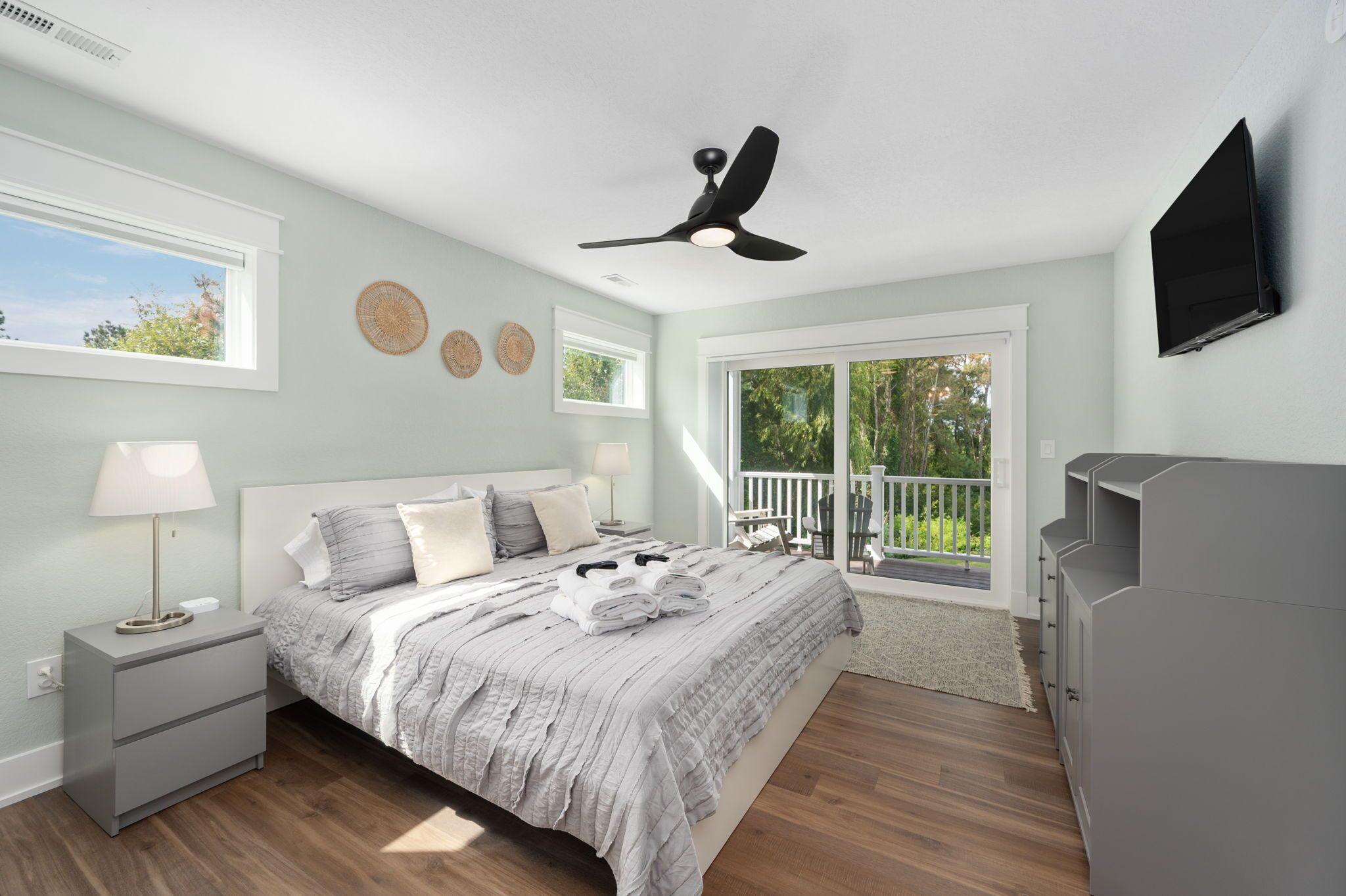 6 makuuhuonetta, työpöytä, silitysrauta/-lauta, vauvan matkasänky