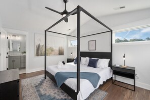 6 bedrooms, desk, iron/ironing board, travel cot