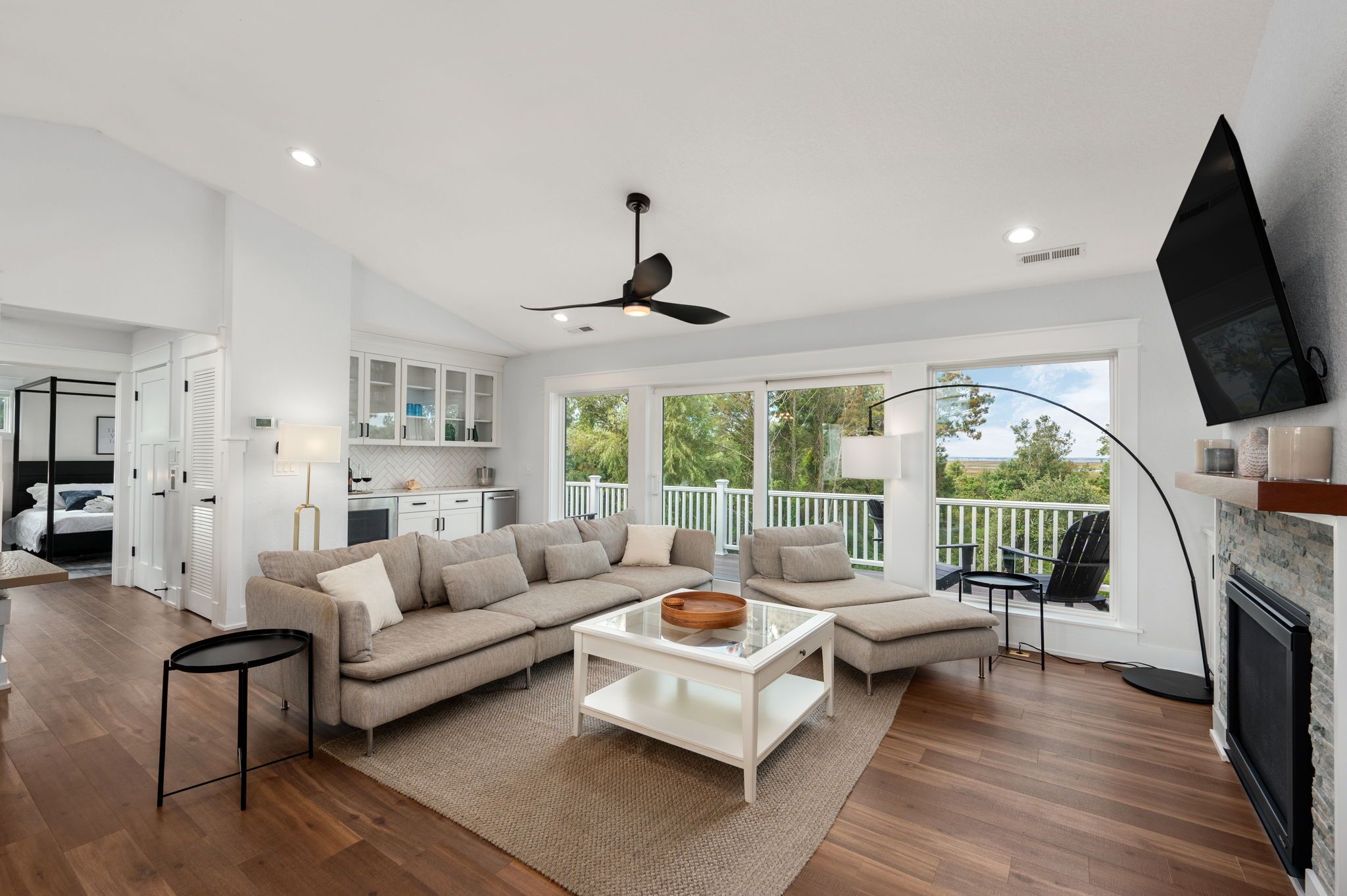 Smart TV, chimenea, videojuegos, reproductor de DVD