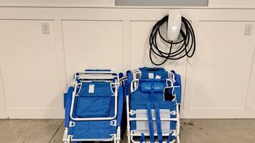 Zwei blaue, tragbare Sauerstoffkonzentratoren vor einer Wand mit Fenster und Steckdose.