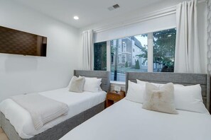 4 عدّة غرف نوم ومكواة/لوح كي وواي فاي وملاءات أسرّة