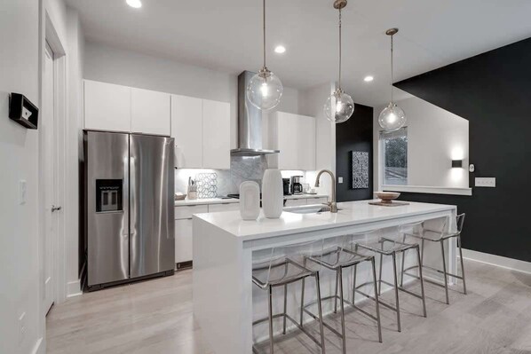 冷蔵庫、電子レンジ、オーブン、コンロ