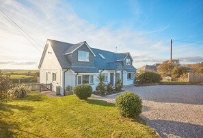Exterior - Little Seawynds is a lovely spacious property with panoramic coastal views set above the picturesque (Port Isaac)