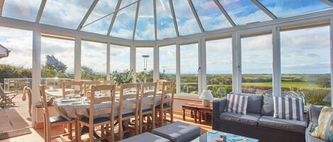 Smart TV, fireplace, stereo