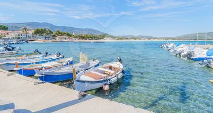 La Fontana 33 in an enviable position on the seafront of Marina di Campo, sea and services close at