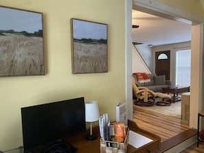 Una Smart TV, una chimenea