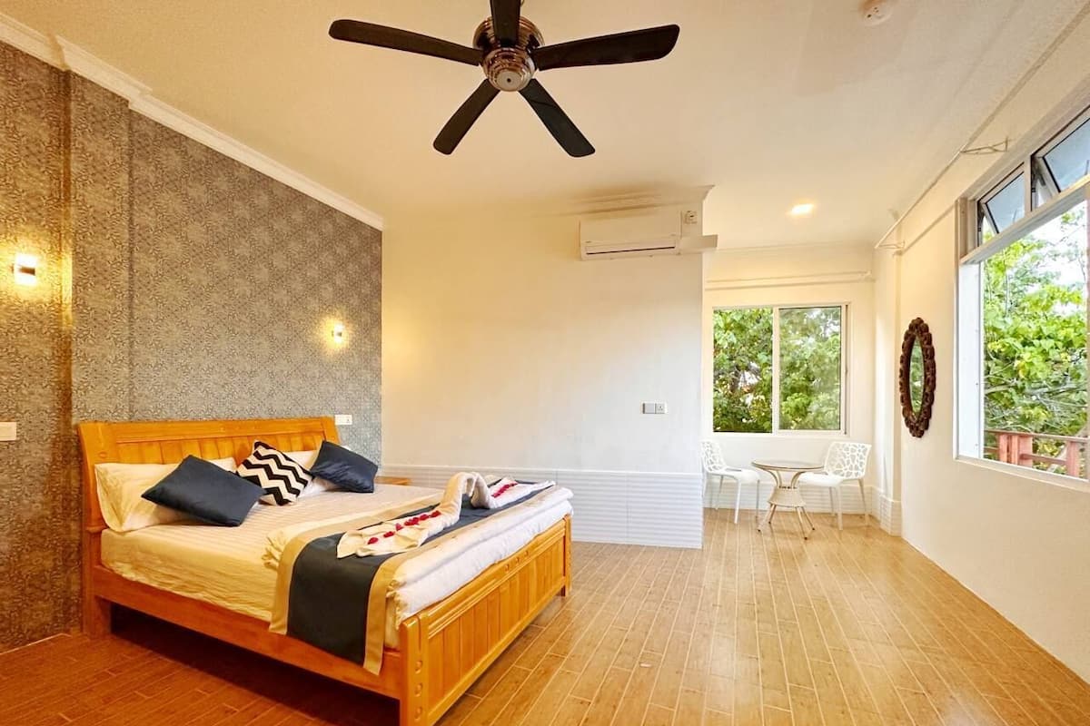 Phòng dành cho gia đình, quang cảnh vườn | 1 phòng ngủ, bàn ủi/dụng cụ ủi quần áo