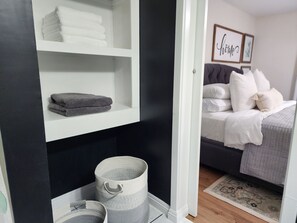 3 habitaciones, caja de seguridad en la habitación y escritorio