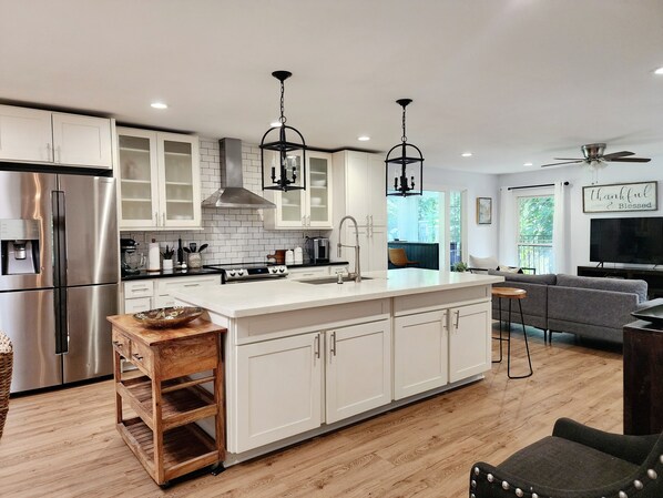 Refrigerador, microondas, horno, placa de cocina