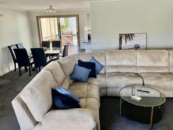 Téléviseur connecté, jeux vidéo, table de baby-foot, table de ping-pong